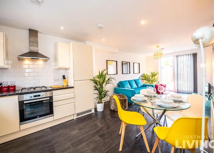 New Spacious Modern Townhouse Free Private Parking