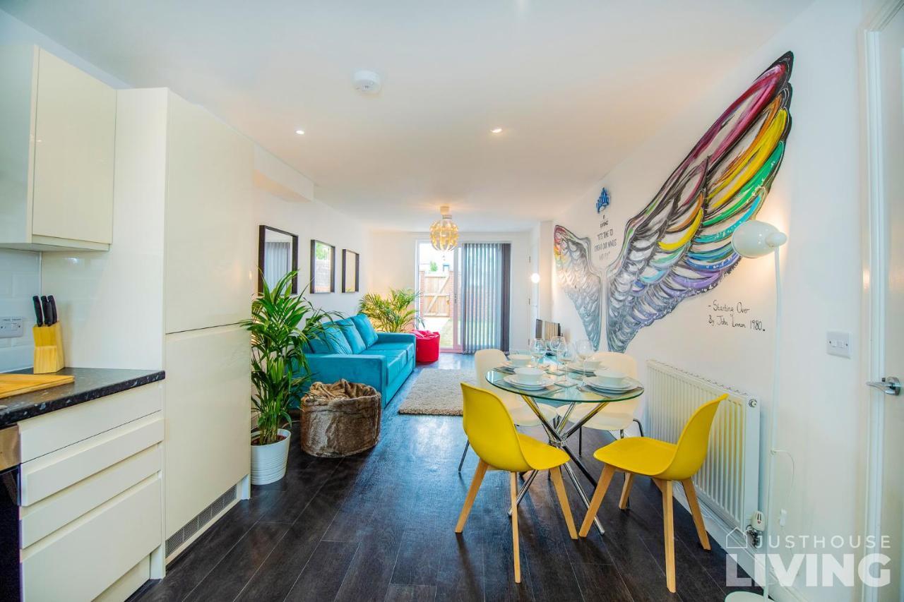 New Spacious Modern Townhouse Free Private Parking Сasa de vacaciones Liverpool