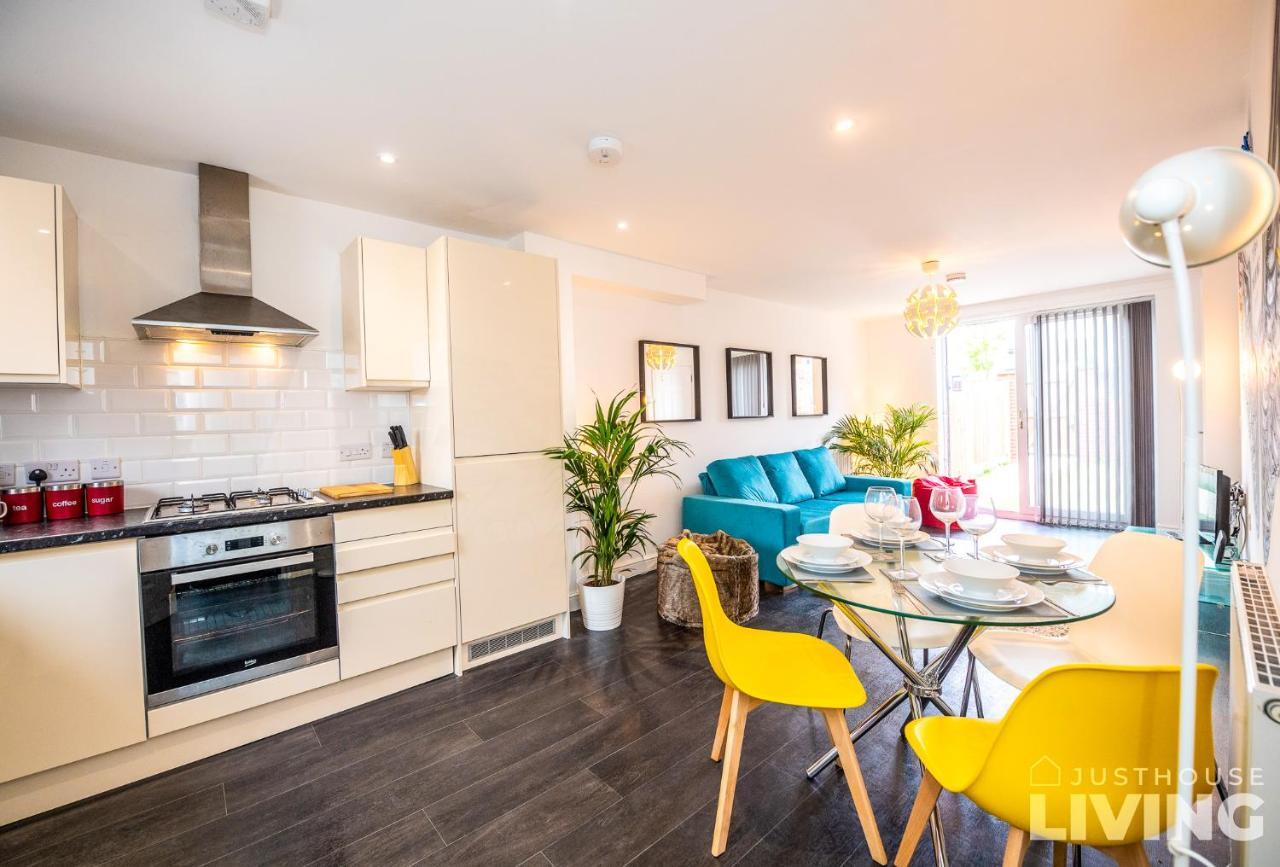 New Spacious Modern Townhouse Free Private Parking * Liverpool