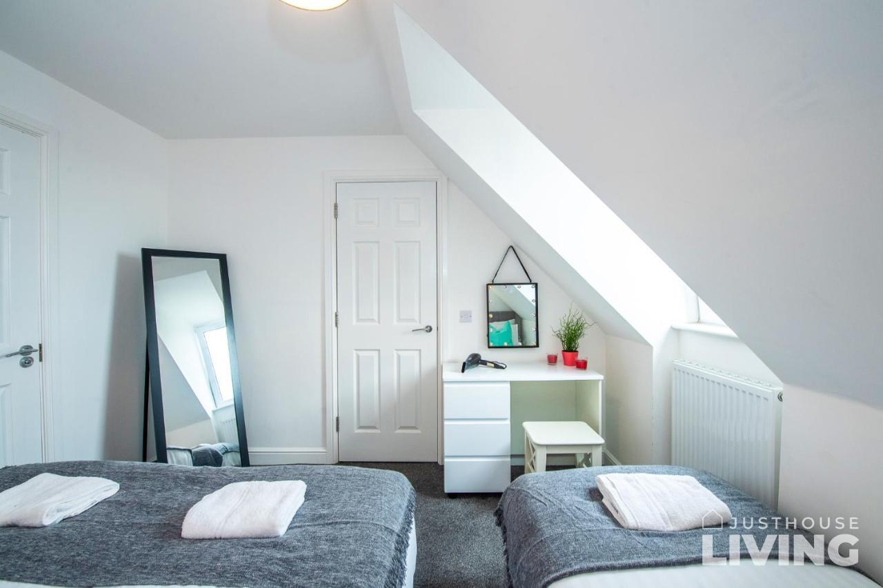 Сasa de vacaciones New Spacious Modern Townhouse Free Private Parking Liverpool