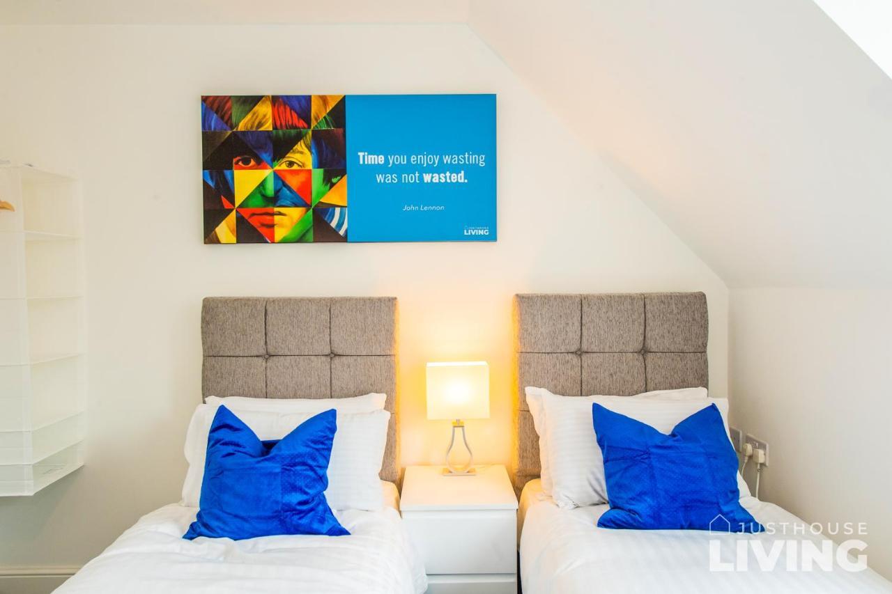 Сasa de vacaciones New Spacious Modern Townhouse Free Private Parking *