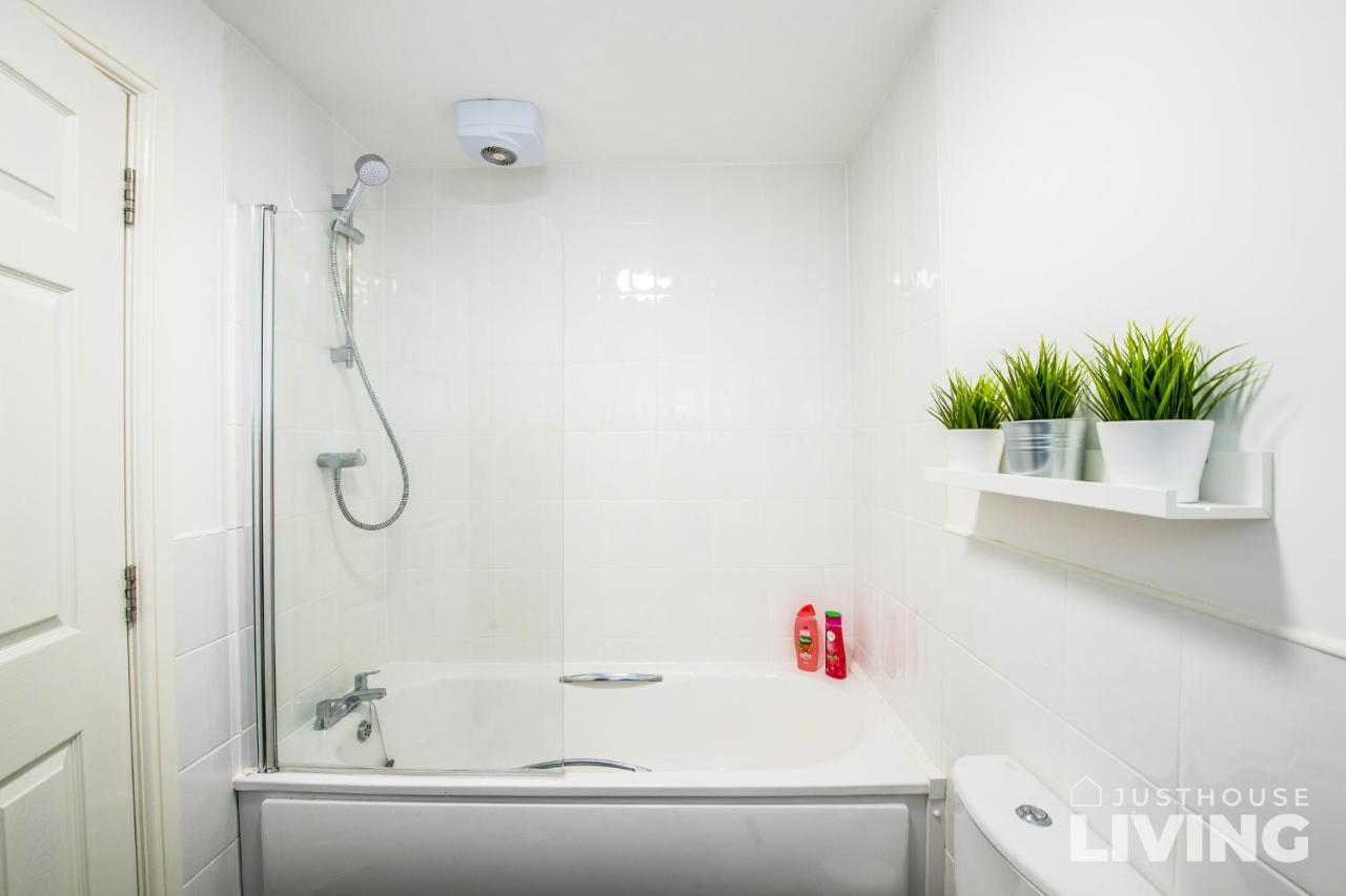 New Spacious Modern Townhouse Free Private Parking Сasa de vacaciones