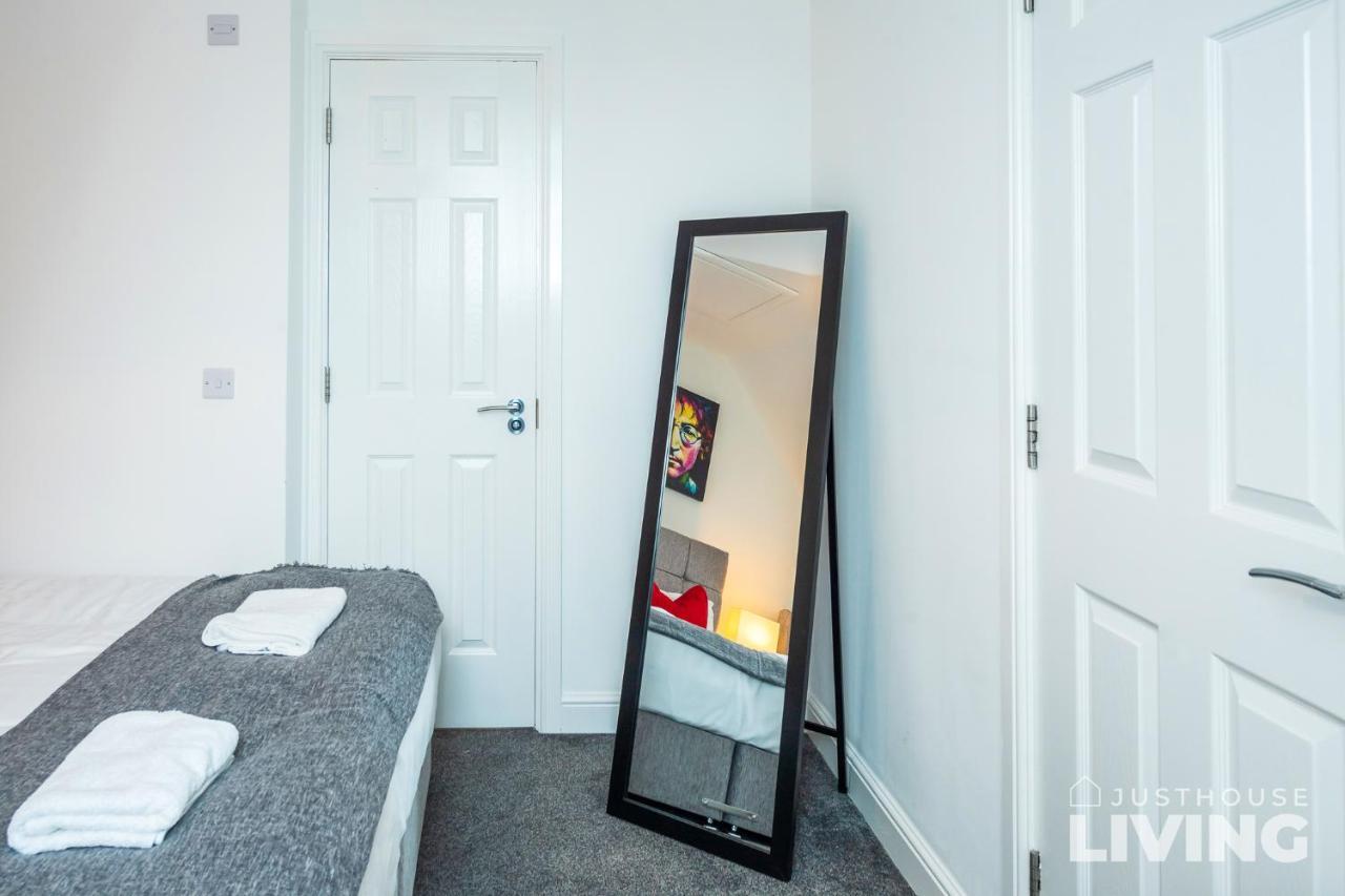 New Spacious Modern Townhouse Free Private Parking * Liverpool
