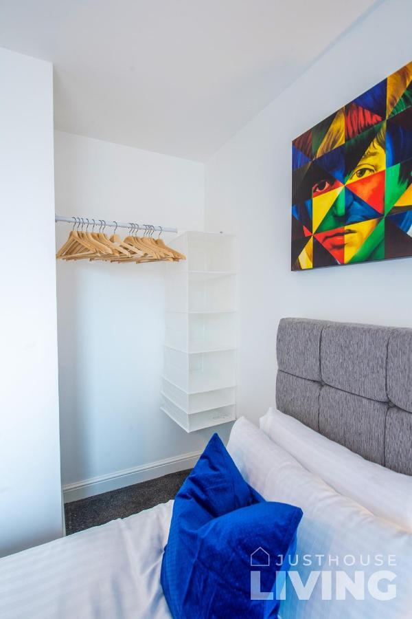 New Spacious Modern Townhouse Free Private Parking Liverpool