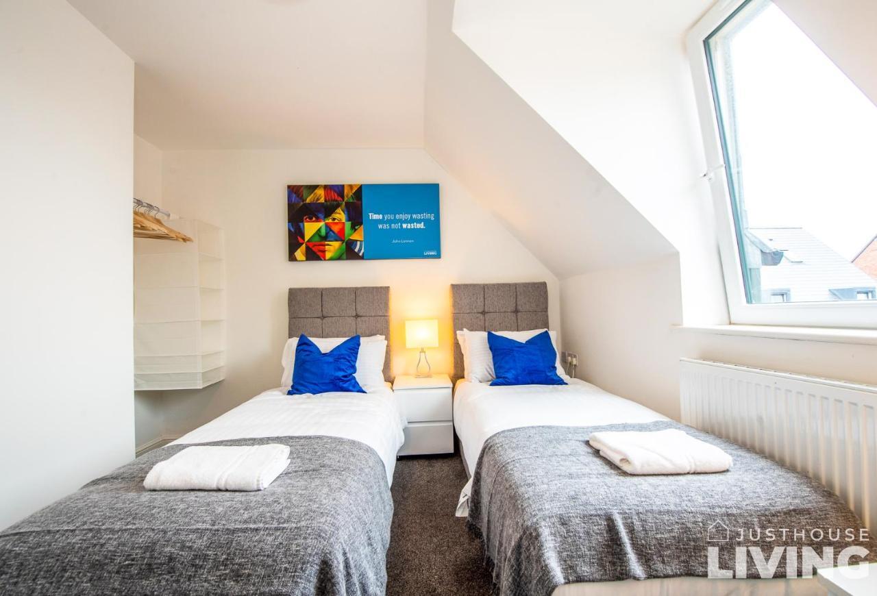 New Spacious Modern Townhouse Free Private Parking