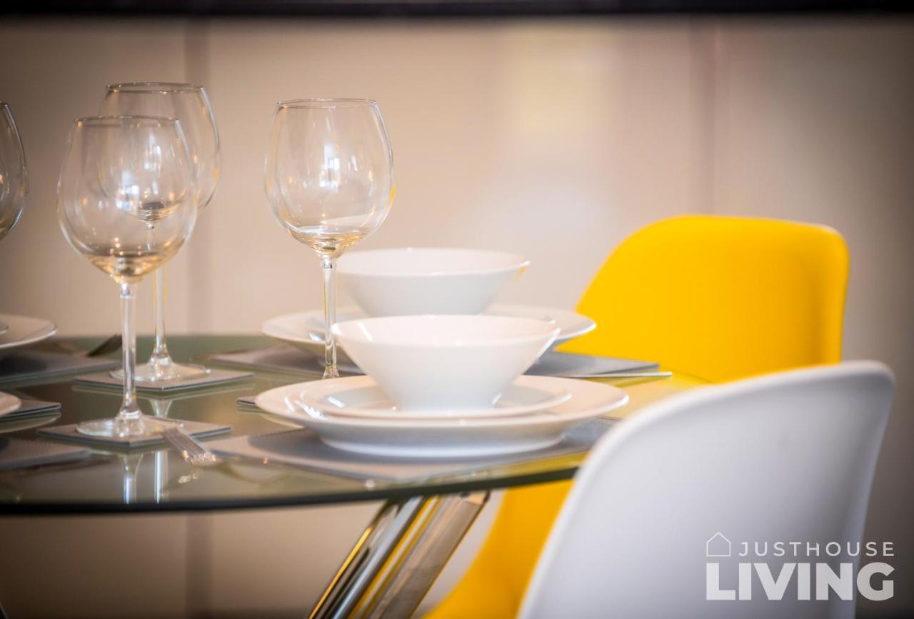 New Spacious Modern Townhouse Free Private Parking Сasa de vacaciones Liverpool