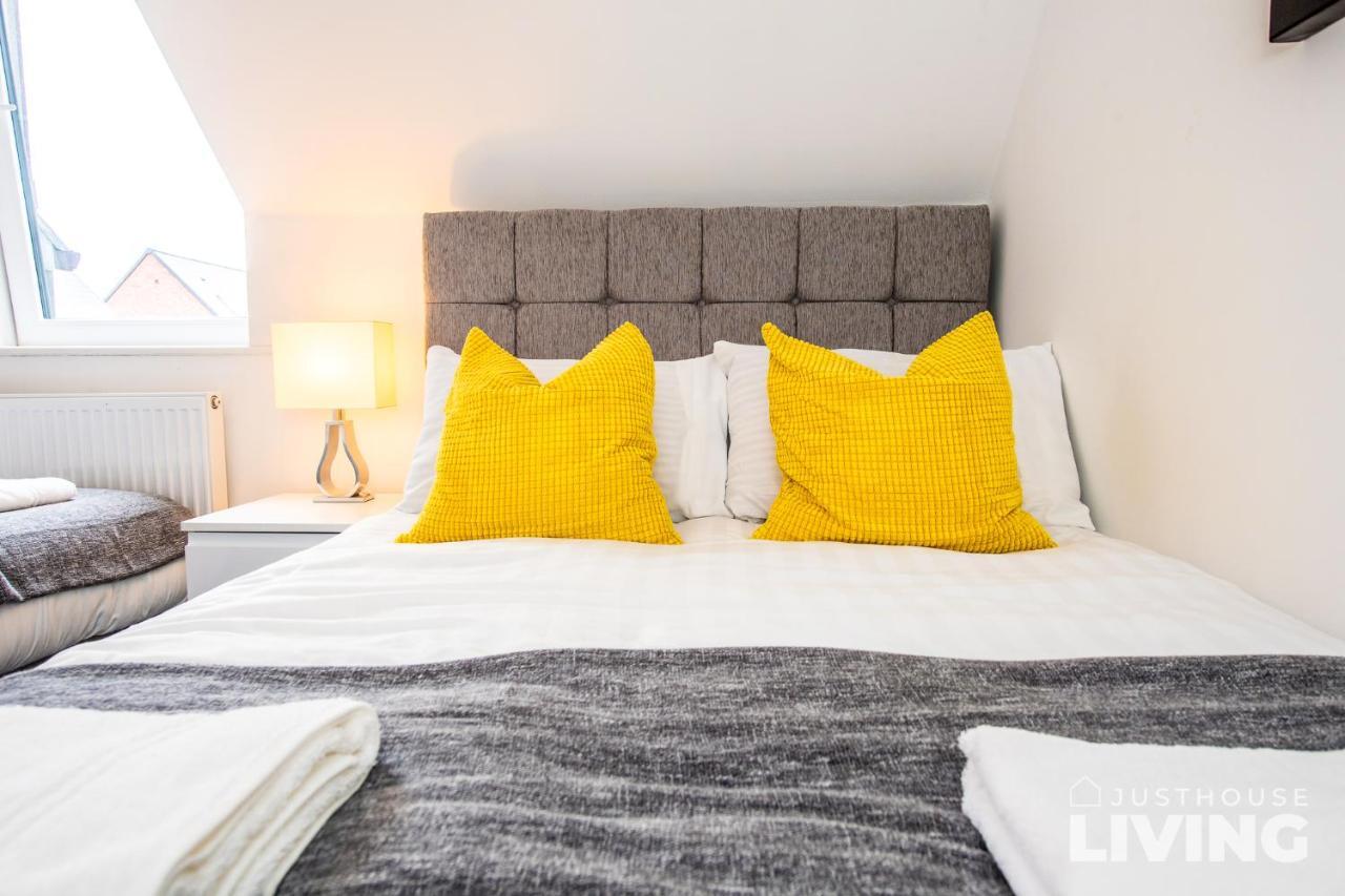New Spacious Modern Townhouse Free Private Parking Сasa de vacaciones Liverpool