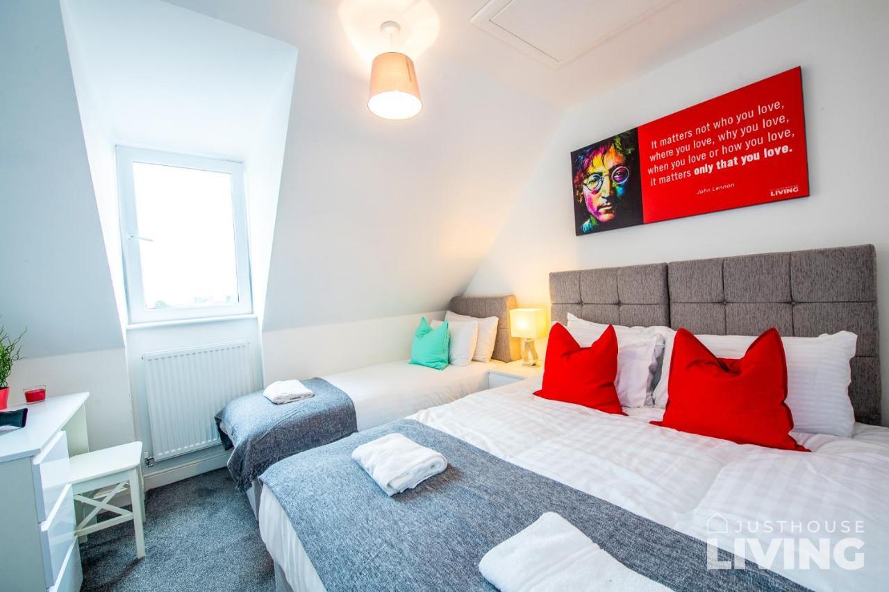 New Spacious Modern Townhouse Free Private Parking Сasa de vacaciones Liverpool
