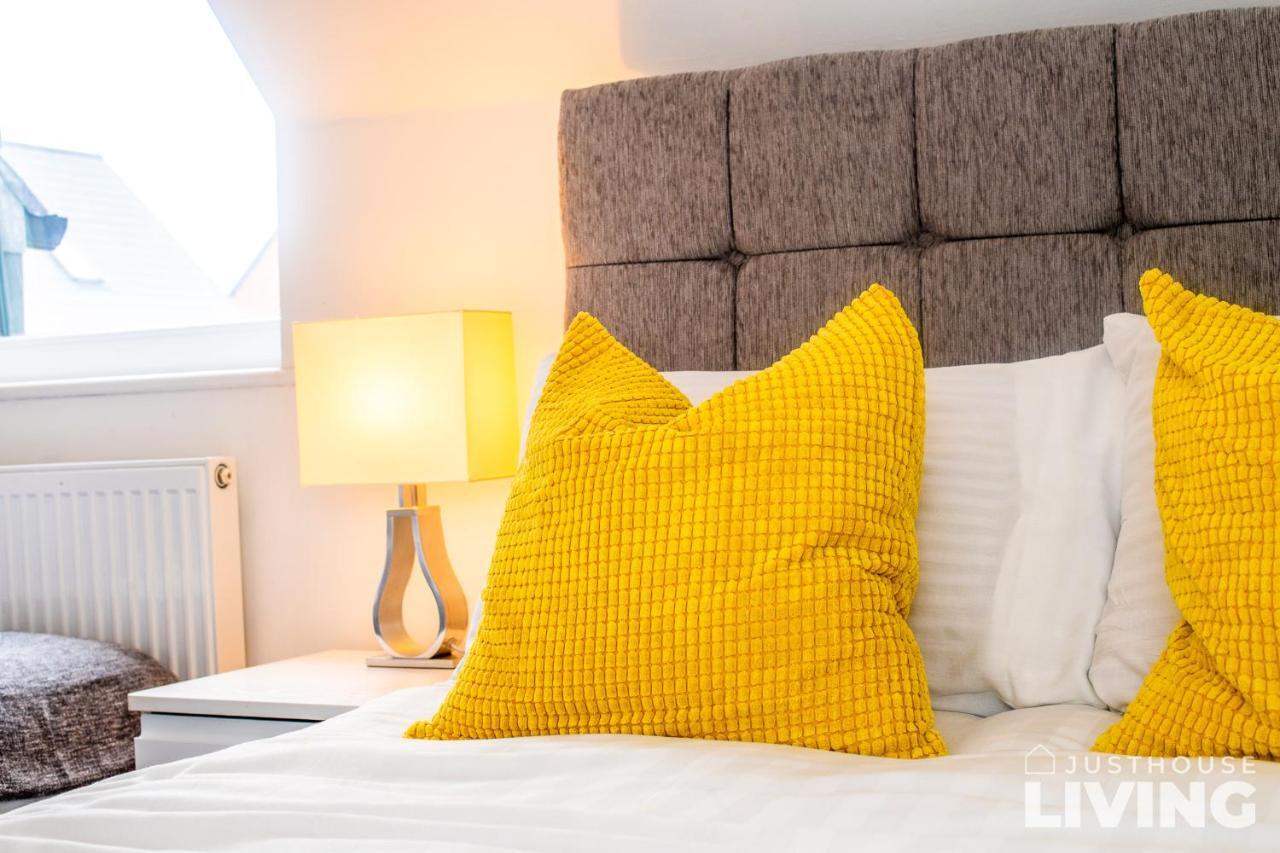 New Spacious Modern Townhouse Free Private Parking *