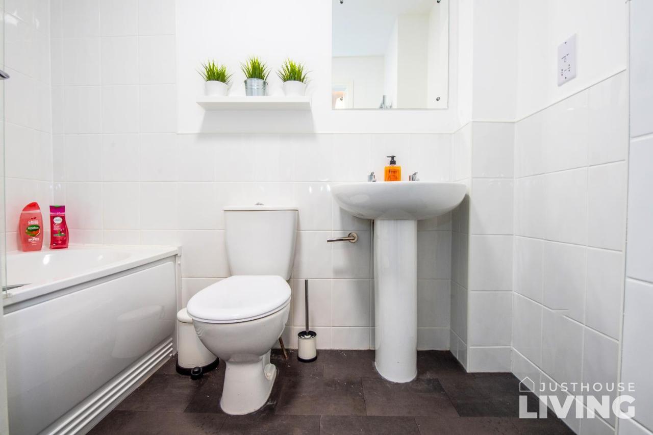 New Spacious Modern Townhouse Free Private Parking Сasa de vacaciones Liverpool