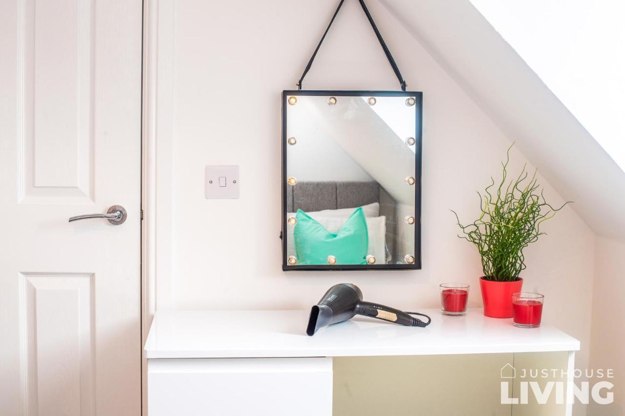 New Spacious Modern Townhouse Free Private Parking Сasa de vacaciones *